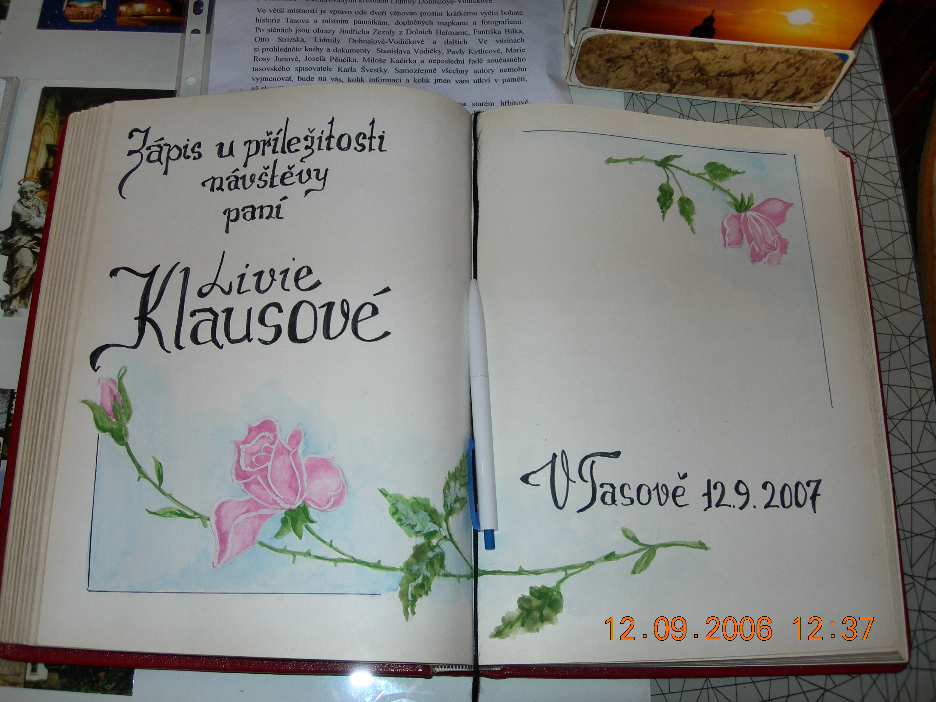 Livie Klausová se zapsala do knihy návštěv sdružení Slepíši.